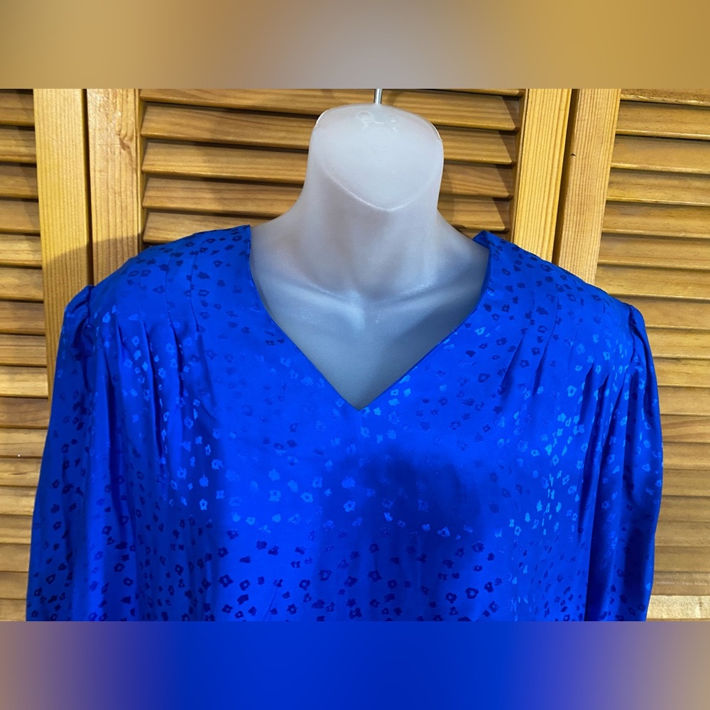Vintage, silk dress— Styled by Mister C - Picture 4 of 11